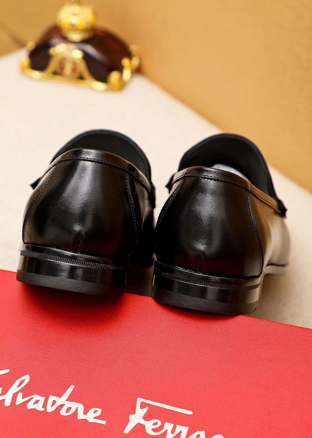 Men's shoes 💰460 💐 Product trademark: Ferragamo "Ferragamo" casual leather shoes Regular size: 38-44 (45.46🉑️customized) Product materials: Selected imported first-layer calfskin upper + luxury hardware buckle, imported water-dyed cowhide leather lining. Strong three-dimensional visual effect, original rubber outsole Color: 1⃣️color optional